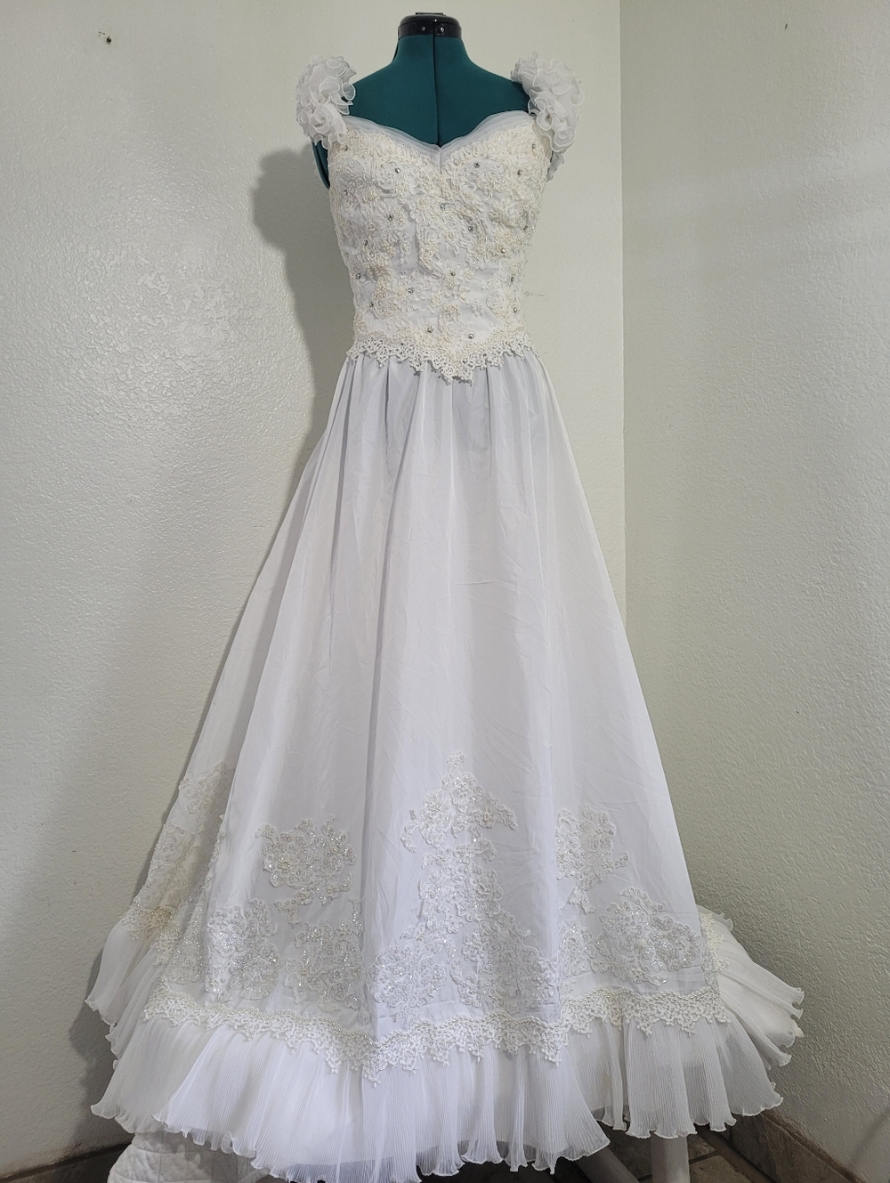 Vintage White Lace and Beaded Boho Wedding Dress with Ruffled Sleeves No Size